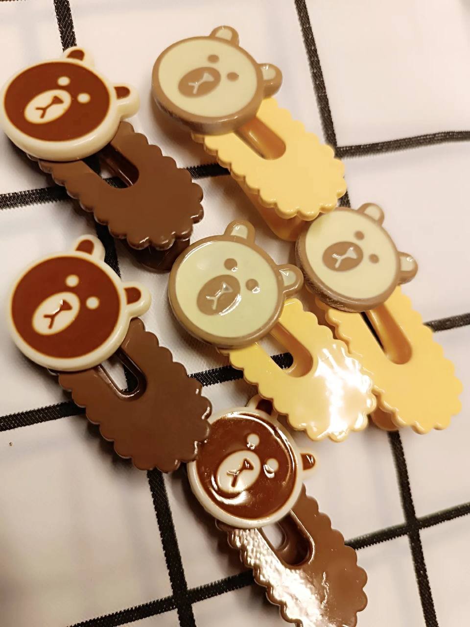 3 توك تمساح مصممة على شكل رؤوس دببة كرتونية لطيفة، وهي متوفرة بلونين رئيسيين:بني داكن - بني فاتح