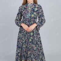 c76261b6f10b480487c9450a4f608662watermark فستان طويل وفضفاض، يتميز بتصميم مريح وعصري، وتغلب عليه النقوش الملونة.