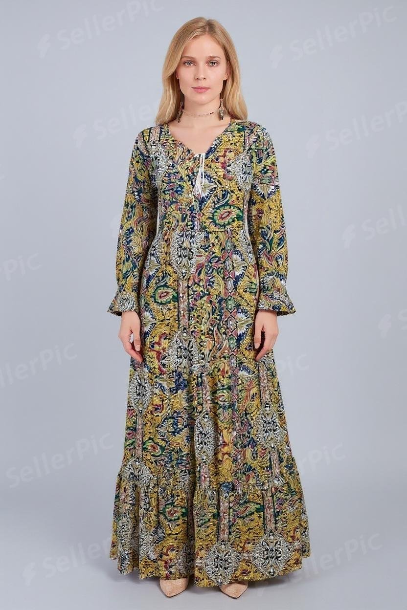 f17c08d1f97d4d1b8871f0d4206e2c48watermark فستان طويل وفضفاض، يتميز بتصميم مريح وعصري، وتغلب عليه النقوش الملونة.