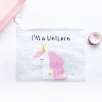 تنزيل (8) حقيبة أقلام شفافة أنيقة - تنظيم أغراض السفر - مقلمة شفافه بسعه كبيره - حافظة اقلام رصاص بناتي شكل عشوائي 4 قطع