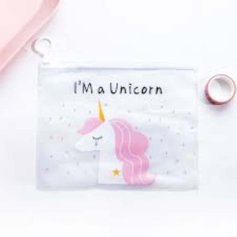 تنزيل (8) حقيبة أقلام شفافة أنيقة - تنظيم أغراض السفر - مقلمة شفافه بسعه كبيره - حافظة اقلام رصاص بناتي شكل عشوائي 4 قطع