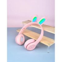 1 سماعة بلوتوث لاسلكية بتصميم لطيف بإضاءة LED، لون وردي، فوق الأذن للأطفال والبالغين، صوت عالي الجودة، مناسبة للاستخدام اليومي والترفيه.