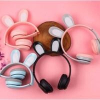 4 سماعة بلوتوث لاسلكية بتصميم لطيف بإضاءة LED، لون وردي، فوق الأذن للأطفال والبالغين، صوت عالي الجودة، مناسبة للاستخدام اليومي والترفيه.