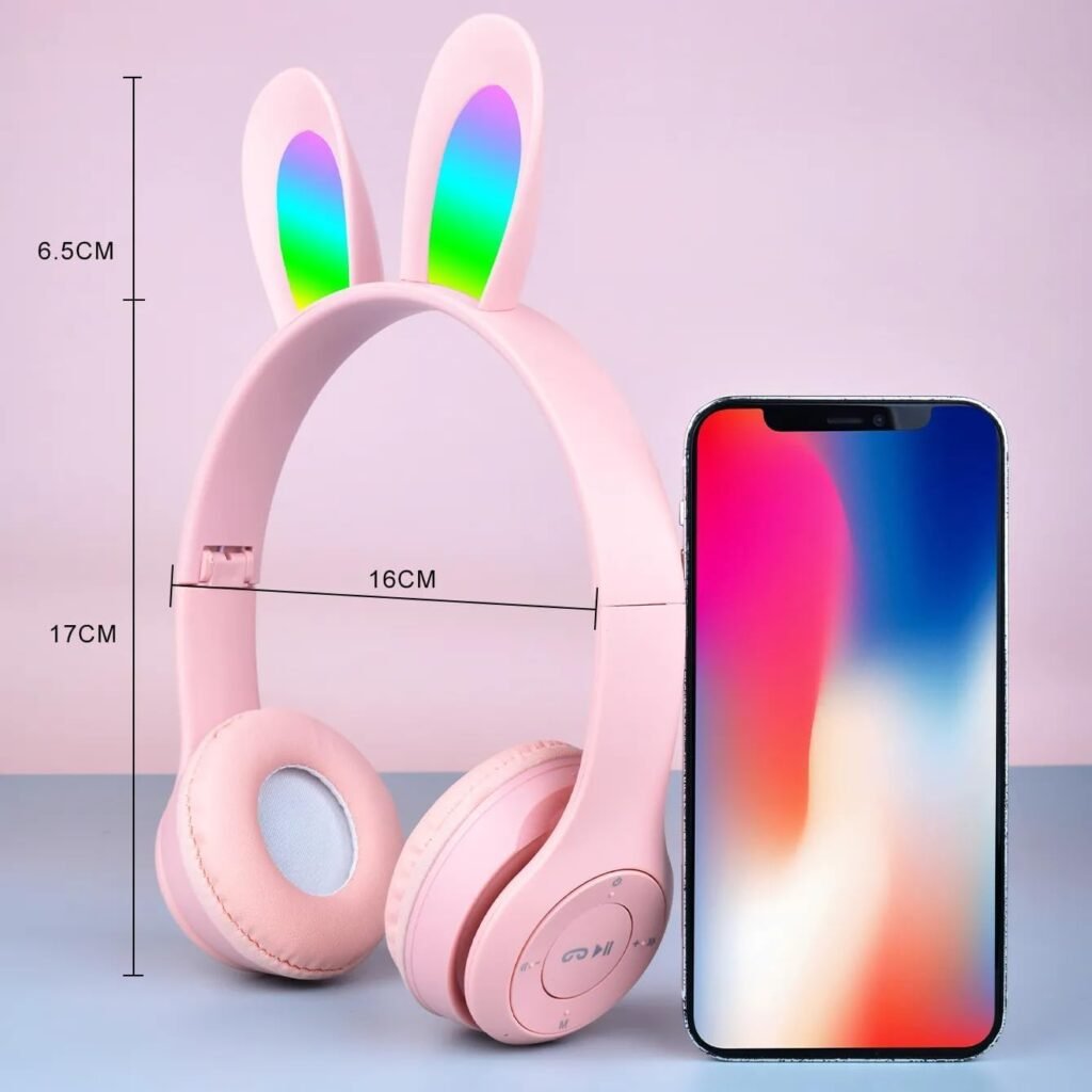 61LHVQm54QL سماعة بلوتوث لاسلكية بتصميم لطيف بإضاءة LED، لون وردي، فوق الأذن للأطفال والبالغين، صوت عالي الجودة، مناسبة للاستخدام اليومي والترفيه.
