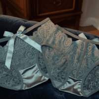 Gemini_Generated_Image_aro7vraro7vraro7 بانتي برازيلي بقصة مريحة فيونكة من الخلف ولون آسر"