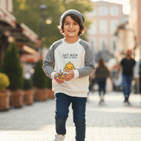 Gemini_Generated_Image_wuuej7wuuej7wuue تيشيرت "الكتكوت المحظوظ" - مزيج من الدفء والأناقة لطفلك! 🐥☂️