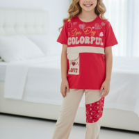 Gemini_Generated_Image_fw64oefw64oefw64 بيجاما بناتي بطباعة لطيفة تيشيرت نص كم وبنطلون خامة ليكرا قطن ناعمة مريحة بتصميم عصري مناسبة للنوم والبيت