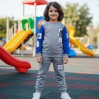 طقم بيجامة للاولاد مكون من قطعتين مكون من سويت شيرت بغطاء للرأس واكمام طويلة وبنطلون مطبوع