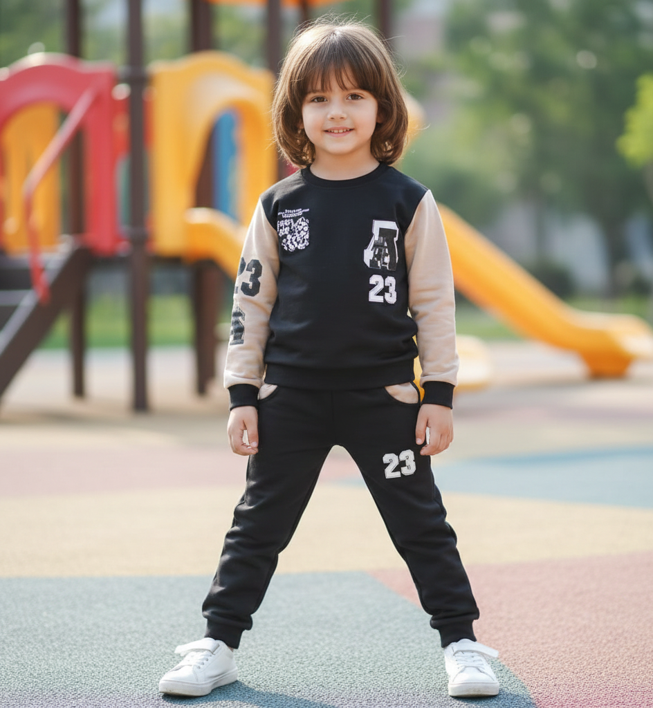 طقم بيجامة للاولاد مكون من قطعتين مكون من سويت شيرت بغطاء للرأس واكمام طويلة وبنطلون مطبوع