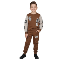 طقم بيجامة للاولاد مكون من قطعتين مكون من سويت شيرت بغطاء للرأس واكمام طويلة وبنطلون مطبوع