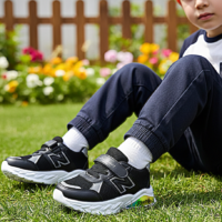 Gemini_Generated_Image_b0rjiob0rjiob0rj حذاء أطفال مزيج مثالي من الجلد والقماش،يجمع بين المتانة والمرونة لتناسب جميع مغامراتهم اليومية!