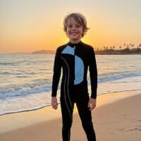 WhatsApp Image 2026-02-17 at 1.09.47 PM (1) مايوه سباحة قطعة واحدة للأولاد احمي ابنك من ضرر اشعة الشمس وامنحه الحرية و الاناقة