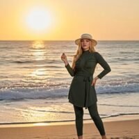 C مايوه بوركيني المكون من 3 قطع ( توب طويل، جمبسوت كت مريح، وغطاء رأس أنيق)سباحة بثقة وأناقة